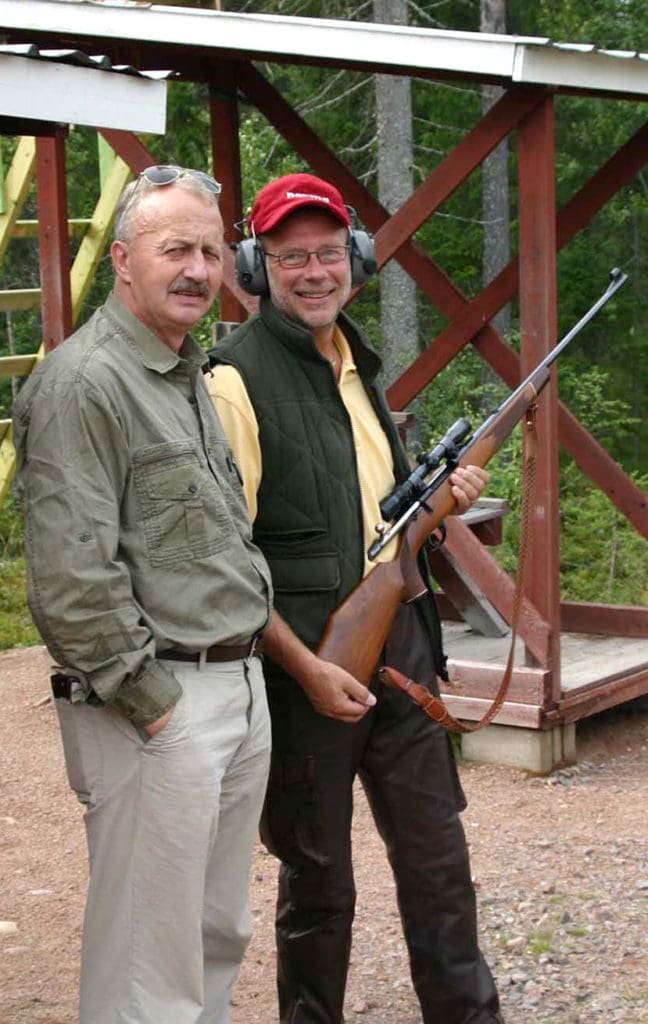 Uppskjutning för godkänt ”björnpass” gäller även en riksdagsman. Bengt-Anders Johansson från Gislaved klarade de två skjutmomenten. Till vänster: Jakt & Jägares utsände, Ove Nyström.