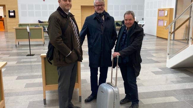 Från vänster advokaterna Klas Bjuremark och Sven Severin samt deras klient Karl Hedin efter en dag i rätten.