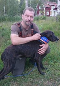 Rasmus Bostr&ouml;m med plotthunden Blaser. Plotten var nyligen den f&ouml;rsta att klara steg fyra i ett sv&aring;rt&nbsp;test i bj&ouml;rnsp&aring;rning.
