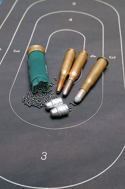 Jägarna och skyttarna måste betala en miljöavgift för redan dyr ammunition. Vallöftet att stoppa förbudet mot blyammuntion är det enda som alliansregeringen hittills infriat till Sveriges jägare och skyttar. Nu är även det löftet urholkat i praktiken.