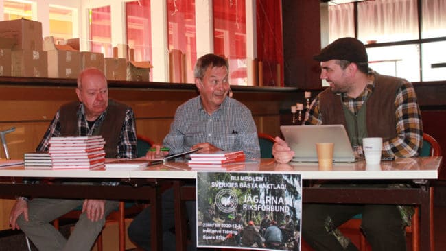 Karl Hedin vid bokbordet med Henry Lodenfors till vänster och Martin Lundgren till höger från JRF-distriktet i Dalarna, som kunde notera ett publikrekord för mötet med Karl Hedin som föredragshållare.