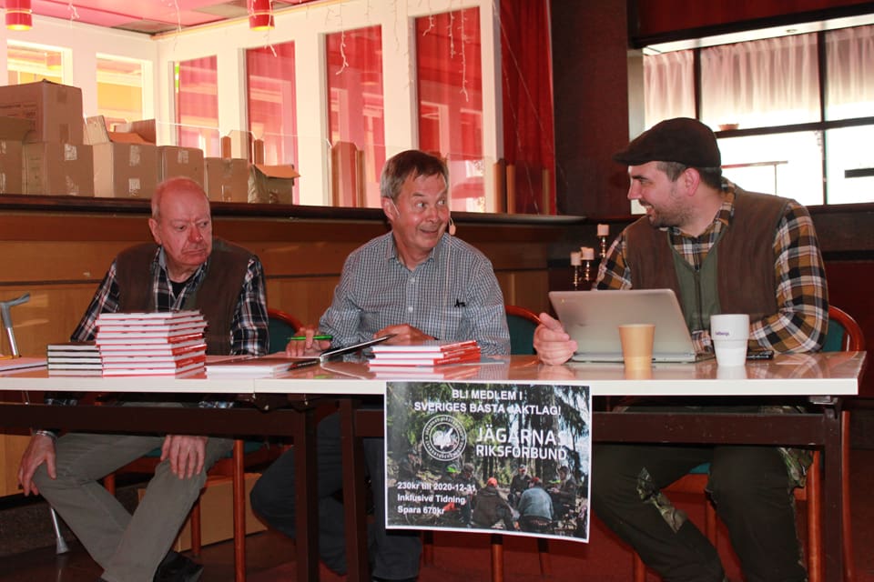 Karl Hedin vid bokbordet med Henry Lodenfors till vänster och Martin Lundgren till höger från JRF-distriktet i Dalarna, som kunde notera ett publikrekord för mötet med Karl Hedin som föredragshållare.