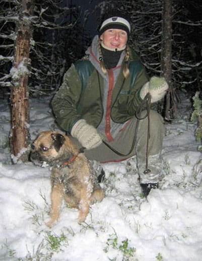 Janet Persson från Särna med borderterriern Orwar, ivrigt väntande vid ett gryt.