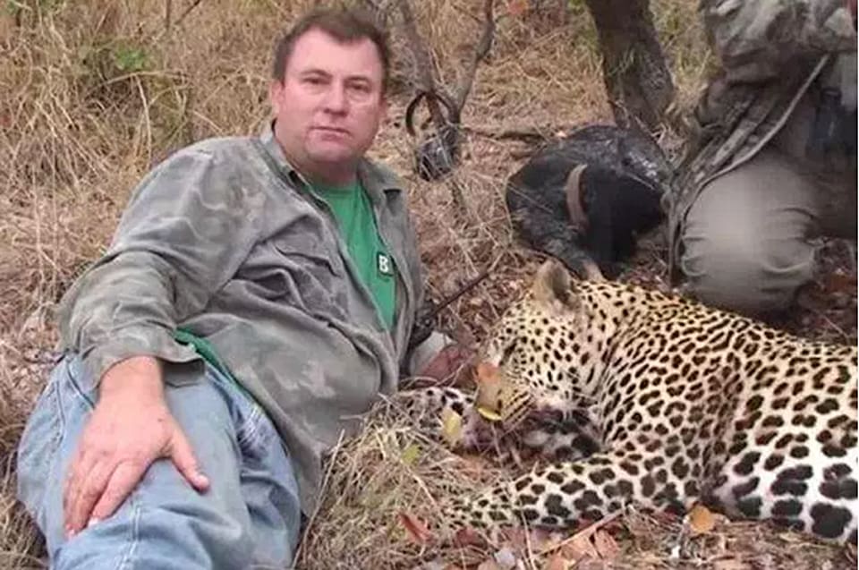 Theunis Botha var en känd storviltjägare i Sydafrika, specialiserad på löshundsjakt på jaguar. Nu går det ett drev på webben där den dödade Botha hånas av jakthatare.