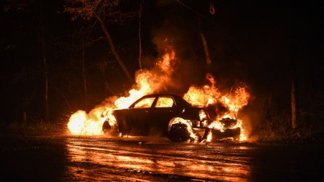 Deras två bilar stod i brand när jägarna återvände från skogen. (arkivbild)