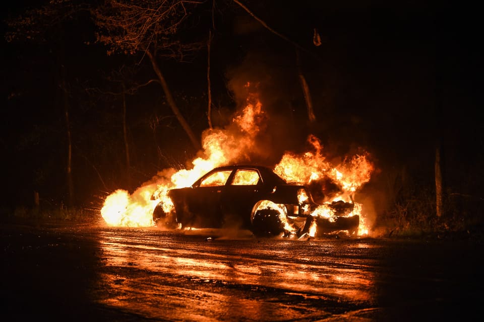 Deras två bilar stod i brand när jägarna återvände från skogen. (arkivbild)