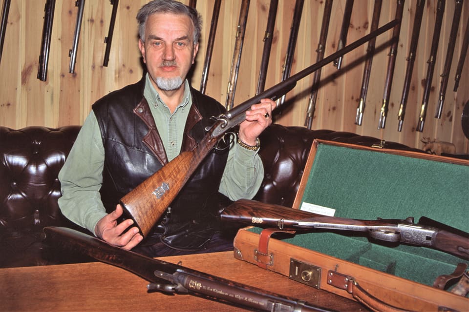 Carl Ryd har avlidit. Han var en välkänd profil i vapenkretsar, både hos samlare och hos jägare. Alla med ett intresse för fina gamla vapen saknar honom. Här är Carl Ryd med sina tre kungabössor.