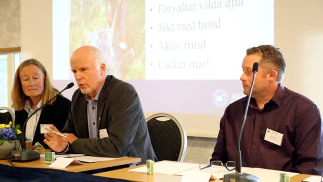 Med förre förbundsbasen Conny Sandström som stämmoordförande antog JRF ett uttalande att den slopade vargjakten gör att regeringen måste börja sätta människor före vargarna.
