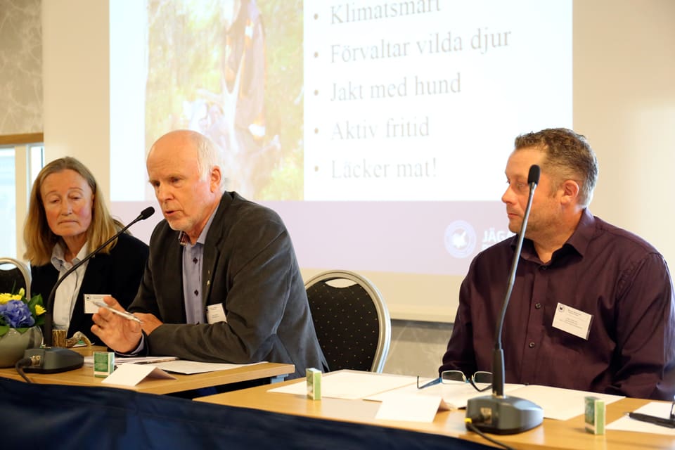 Med förre förbundsbasen Conny Sandström som stämmoordförande antog JRF ett uttalande att den slopade vargjakten gör att regeringen måste börja sätta människor före vargarna.