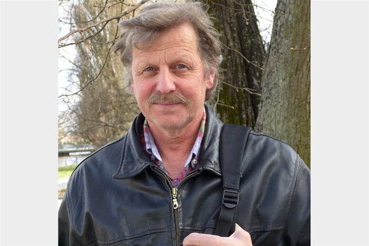 Vi måste få jaga fler vargar så att de blir skyggare för människor, säger Conny Johansson (SD), fullmäktigeledamot i Surahammars kommun.