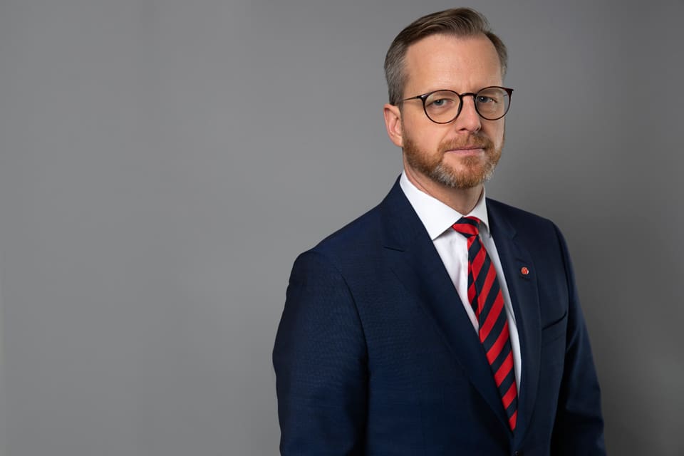 Tredje gången gillt svarar inrikesminister Mikael Damberg (S) att han inte gör något för att styra upp polismyndighetens nya föreskrifter om skjutbanor och skytte, bland annat att alla skjutstationer ska besiktas inför jaktstigar.
