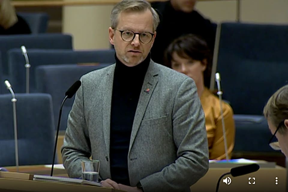 Under gårdagens duell i riksdagen om regleringen av magasin påstod inrikesminister Mikael Damberg (S) att de enda som kan drabbas av lagen är samlare som måste söka licens om de har magasin till en ”kulsprutemaskin”. Det stämmer inte.