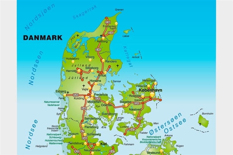 De danska vargarna kommer att ge sänkta fastighetsvärden i Nord- och Västjylland, varnar en mäklare. En dansk bonde och politiker instämmer och vill att vargar som kommer nära bebyggelse ska få skjutas.