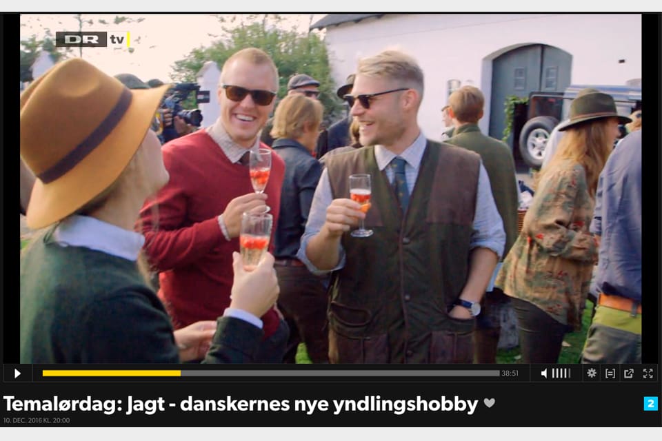 Ett inslag om jakt på danskt tv upprör många jägare i landet, eftersom de menar att inslaget inte skildrar jakt på rätt sätt utan som en hobby för rika människor som dricker champagne innan jakten.
