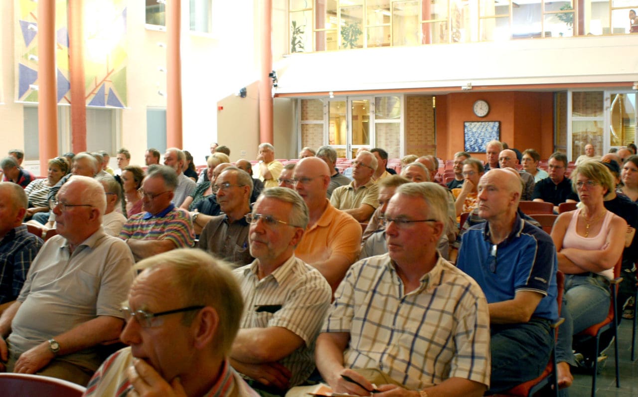 Cirka 100 personer fanns i publiken när Jägarnas Riksförbund arrangerade en rovdjursdebatt med riksdagspartierna inför valet i höst.