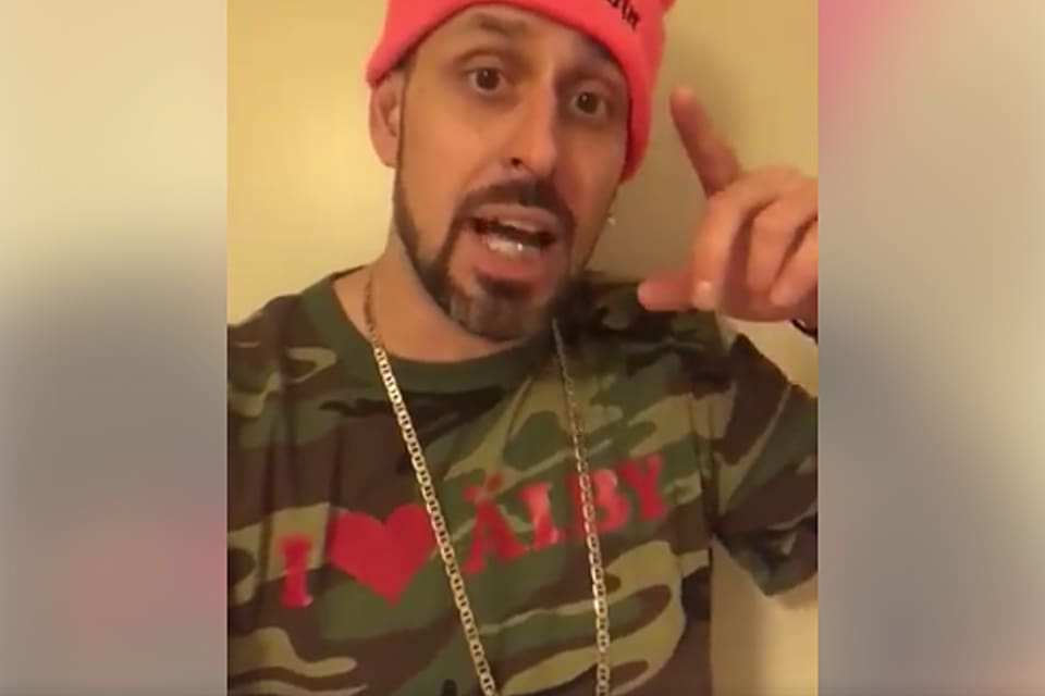 I en kort filmsekvens på Facebook ger artisten Dogge Doggelito stöd till industriledaren, som varit häktad misstänkt för illegal vargjakt. Det är den långa häktningstiden Dogge reagerat på.