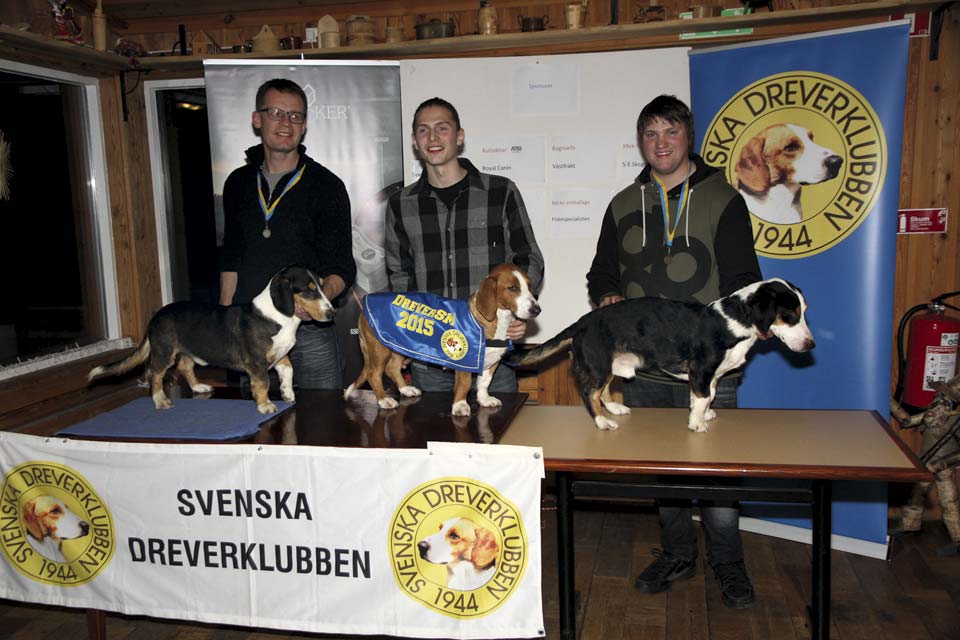 Från vänster: tvåan Västralunds Rex med Pål Lönnergård, ettan Duga med Henry Lennartsson och trean Wallelyckans Buster med Robin Lorentzon.