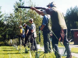 Dubbeltrap utanför Södertälje. Främst hagelskyttar får lättare att klara de nya bullergränserna. Sedan jägarorganisationerna uppvaktat Naturvådsverket höjdes bullergränserna för landets skjutbanor.