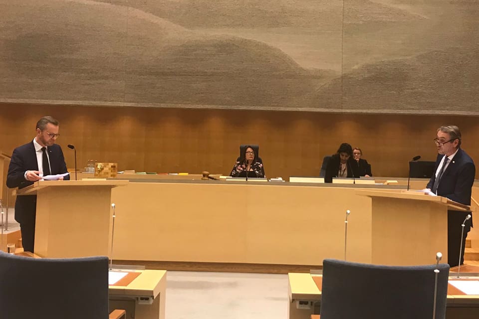 – Sluta jaga jägare och skyttar i Sverige, uppmanade m-politikern Sten Bergheden till inrikesminister Mikael Damberg (S), vilket gav applåder i riksdagen. I övrigt i duellen om en ny vapenlagstiftning erkände Damberg till slut att anpassningen till EU:s nya vapendirektiv ger ”en del stök och bök” för skyttarna.