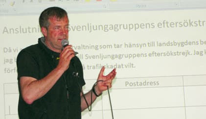 Thomas Ekberg talar vid måndagens möte i Hagfors. De elva eftersöksjägarna som var med på mötet vägrar nu göra eftersök på trafikskadat vilt.