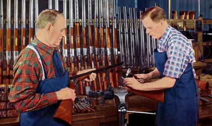 Far och son, Claes Johansson och Göran Johannesson, ekiperar (slutmonterar) hammerlessbössor på Husqvarna vapenverkstad.
