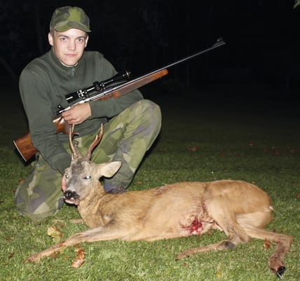 På dagen blev det en hare fälld. Men under kvällens uppsiktsjakt blev det ännu bättre för 18-årige Emil som kunde fälla en bock.