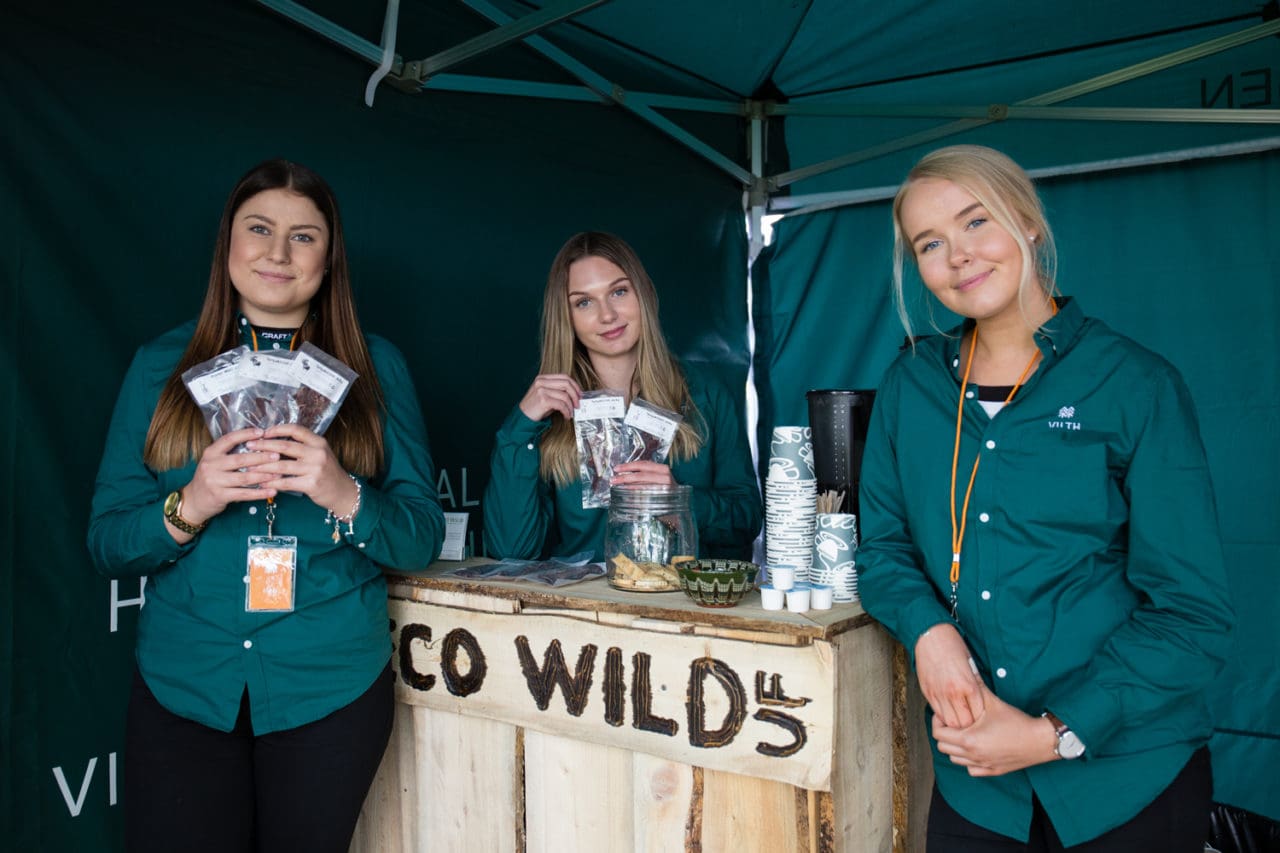 Emma Stening, Amanda Kareliusson, Junie-Michelle Nyström, ECO Wild UF säljer lokalt snacks.