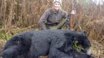 Erika Bergmark, nykorad vinnare i tv-tävlingen ”Extreme Huntress”, här med en svartbjörn som fälldes i Kanada.
