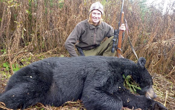 Erika Bergmark, nykorad vinnare i tv-tävlingen ”Extreme Huntress”, här med en svartbjörn som fälldes i Kanada.