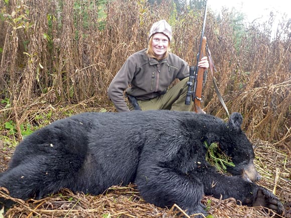 Erika Bergmark, nykorad vinnare i tv-tävlingen ”Extreme Huntress”, här med en svartbjörn som fälldes i Kanada.