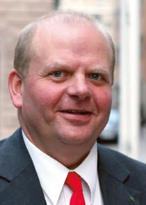 Eskil Erlandsson (C) tycker att hans efterträdare som landsbygdsminister ska ringa den ansvarige EU-kommissionären för att få klarhet i vad som gäller efter den stoppade licensjakten på varg.