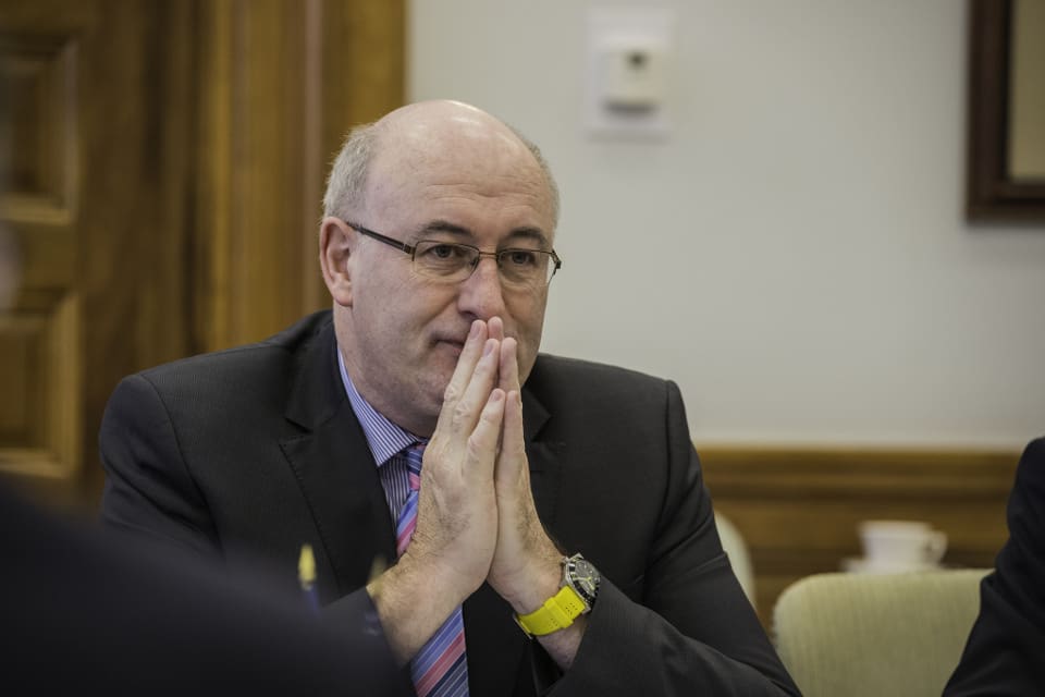 EU-kommissionen är medveten om de problem som vargen orsakar. Men den ansvarige kommissionären, irländaren Phil Hogan, hänvisar till att det finns EU-stöd att söka i stället för att öppna för vargjakt.