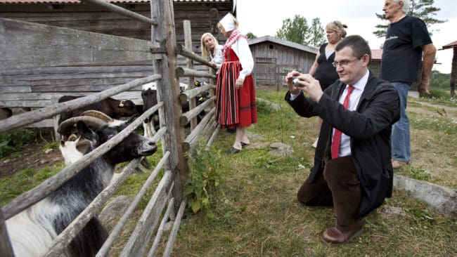 Bilden av Sverige. EU-kommissionären Jean François Brakeland är en de EU-utsända som nu försöker bilda sig en uppfattning om den svenska licensjakten på varg. Strider den mot EU-reglerna eller inte?