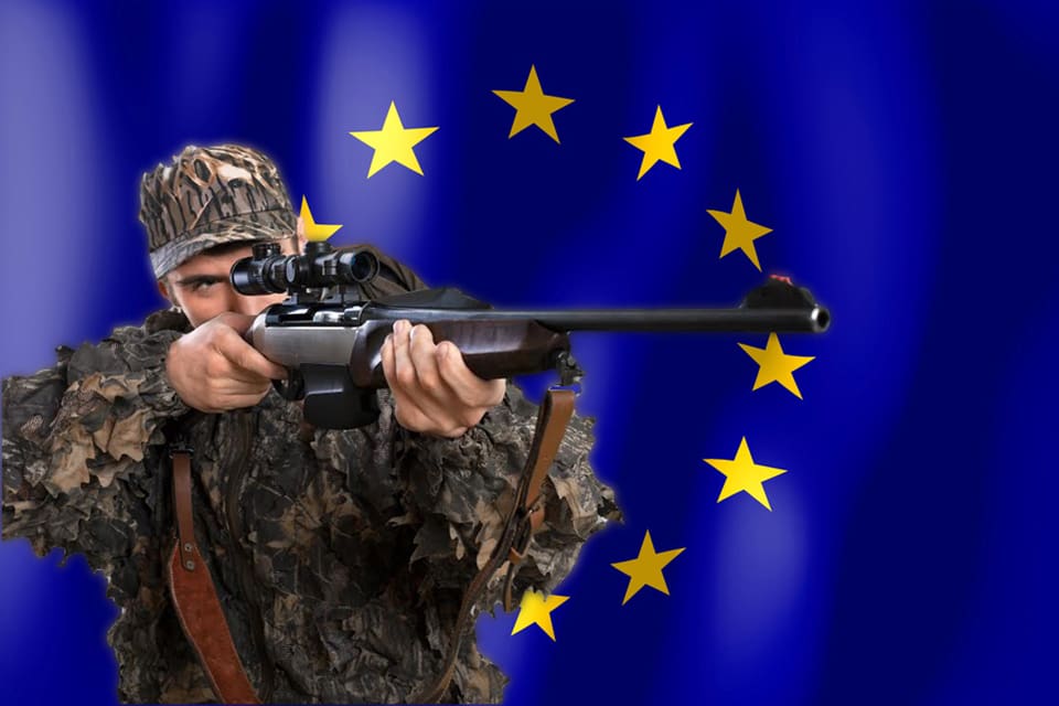 Borgerliga företrädare varnar för att det antagna vapendirektivet i EU kan bli ett vapen för att ändå klämma åt legala vapenägare i Sverige. Dessutom står det redan nu klart att skytten på bilden kommer att råka illa ut om polisen upptäcker att magasinet rymmer mer än tio patroner.