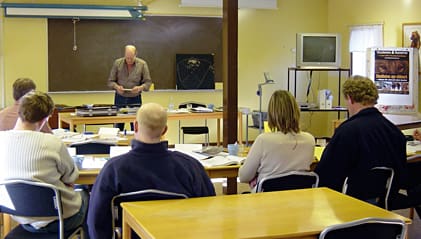 Jägarexamenselever på teorilektion under en intensivkurs. Men de som nappar på bedragarnas erbjudande om jägarexamen hamnar inte i skolbänken. (Arkivbild)