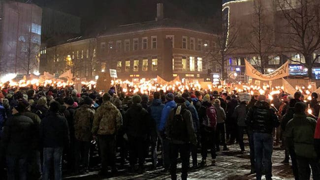 Uppåt 10 000 personer deltog i fackeltåget i Oslo med jägare och andra naturbrukare som protesterade mot att den norska regeringen minskat vargjakten vid gränsen mot Sverige.