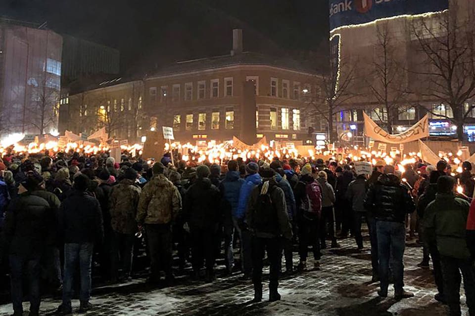 Uppåt 10 000 personer deltog i fackeltåget i Oslo med jägare och andra naturbrukare som protesterade mot att den norska regeringen minskat vargjakten vid gränsen mot Sverige.