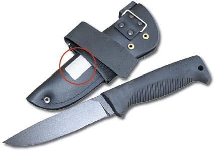 Kniven kan vässas med diamantbrynet på läderslidan. Se röd ring.