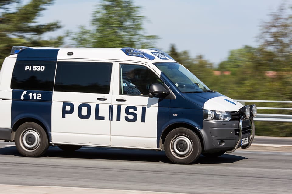 Enligt en undersökning med boende i vargmarker i östra Finland är det färre som stöder illegal vargjakt, men det är i stort sett bara utsocknes som anmäler misstänkta jaktbrott till polisen.