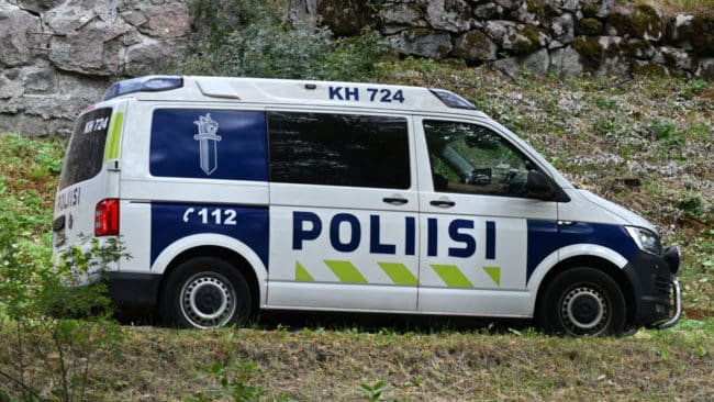 Polisen i Uleåborg har avlivat en skadskjuten varghanne som någon försökt döda illegalt. Utanför Helsingfors har det i sin tur avlivats en mager varg som gick runt på en benstump eftersom ena framtassen var borta. (Arkivbild)