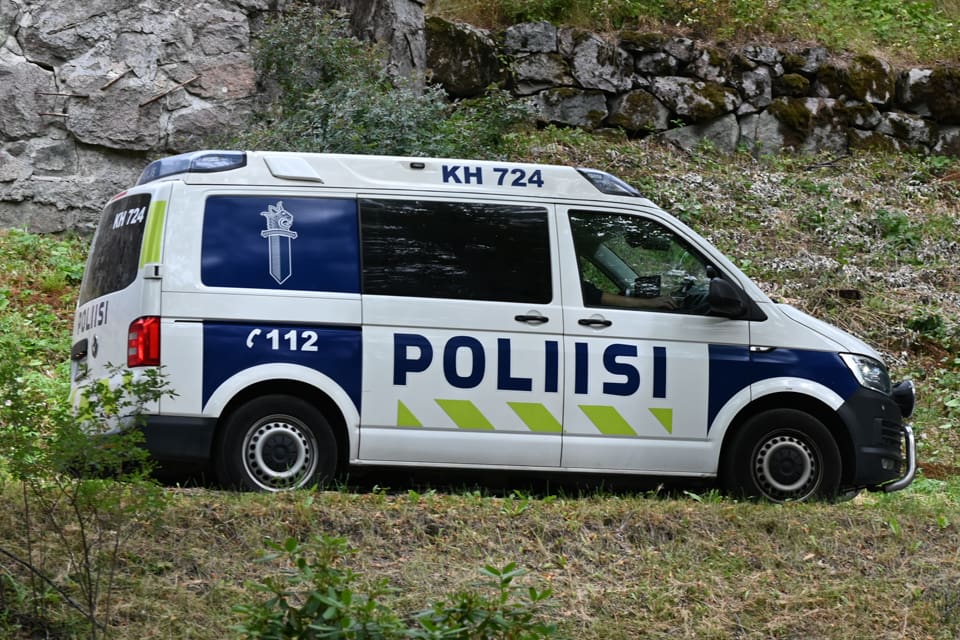 Polisen i Uleåborg har avlivat en skadskjuten varghanne som någon försökt döda illegalt. Utanför Helsingfors har det i sin tur avlivats en mager varg som gick runt på en benstump eftersom ena framtassen var borta. (Arkivbild)