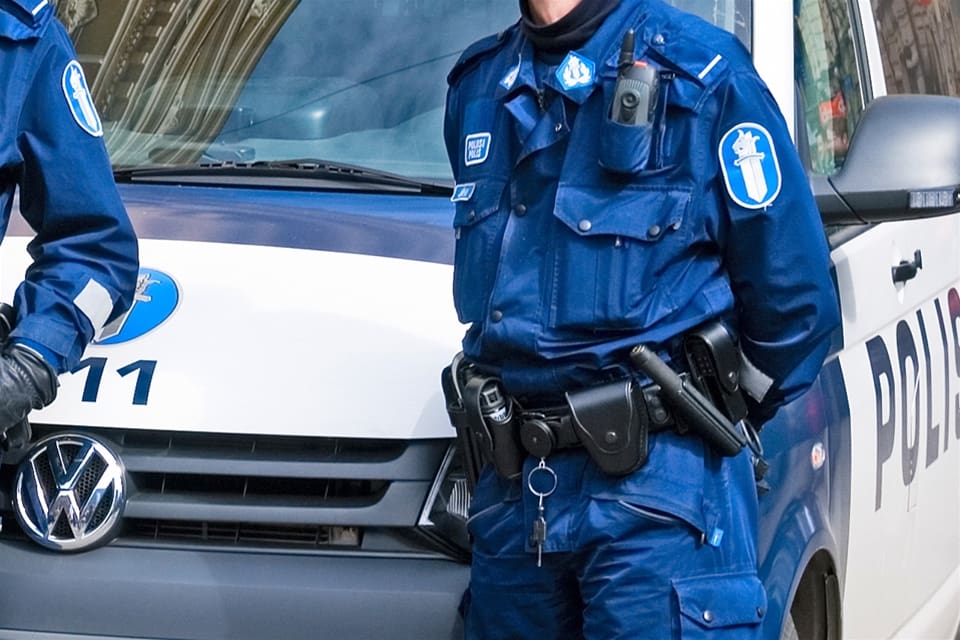 Finsk polis följer Helsingforsvargens vandringar i huvudstadsregionen.