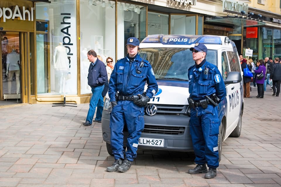Polisen i finska Österbotten har i allt högre utsträckning tvingats överge andra övervakningsuppdrag för att istället rycka ut efter att allmänheten larmat om närgångna vargar. Förra året var det nio gånger fler larm om varg, jämfört med 2017.