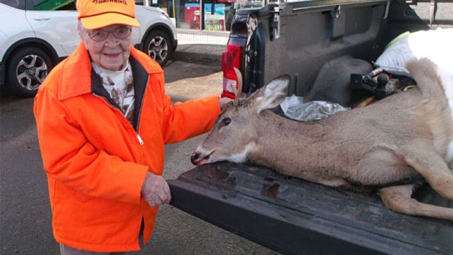 Viltmyndigheten i USA-delstaten Wisconsin hyllar 104-åriga Florence Teeters som fällt sin första hjort och visat att kraften hos seniorer inte ska underskattas. Dessutom har hon hjälpt till att hålla delstatens jakttraditioner levande.