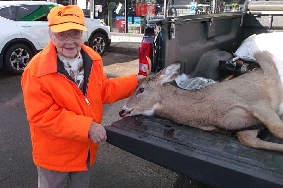 Viltmyndigheten i USA-delstaten Wisconsin hyllar 104-åriga Florence Teeters som fällt sin första hjort och visat att kraften hos seniorer inte ska underskattas. Dessutom har hon hjälpt till att hålla delstatens jakttraditioner levande.