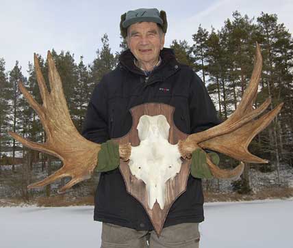 Folke Matsson från Liden i Älvdalen fick en annorlunda trofé på älgjakten.