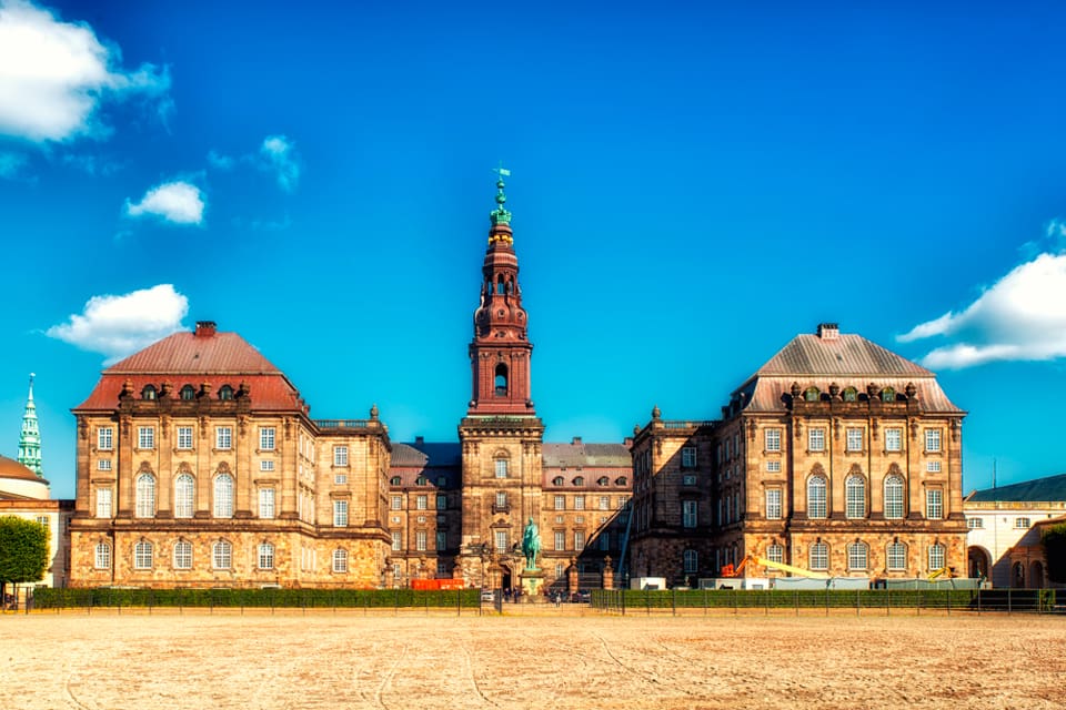Christiansborg, säte för Folketinget. Vargfrågan i Danmark har gjort att ledamöter i Folketingets miljö- och jordbruksutskott ser olika på hur det ska bli med vargjakt i landet. Företrädare för Dansk Folkeparti vill inte ha varg alls i Danmark.