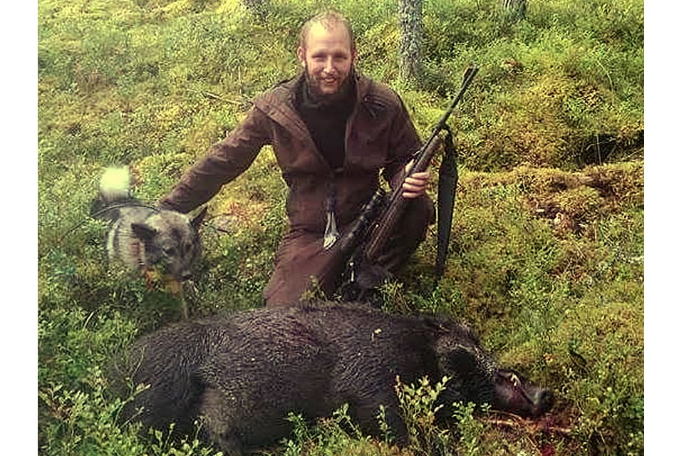 David Nilsson och Odin med vildsvinsgalten som fälldes i Färila på tisdagsmorgonen.
