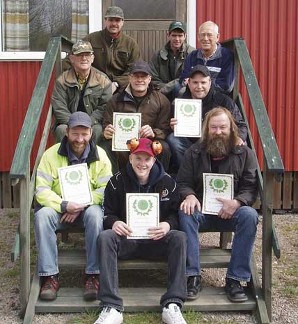 En av de två elevkullarna i april. Sittande från vänster, främre raden: Holger Herbig, Hampus Silverstrand och Ronny Larsson. Mittenraden: Provledare Alf Lindblom, Rainer Rüssel och Joakim Eriksson. Bakre raden: Kurs- och provledare Mikael Olsson, Erik Dahlberg och provledare Jan Blomqvist.