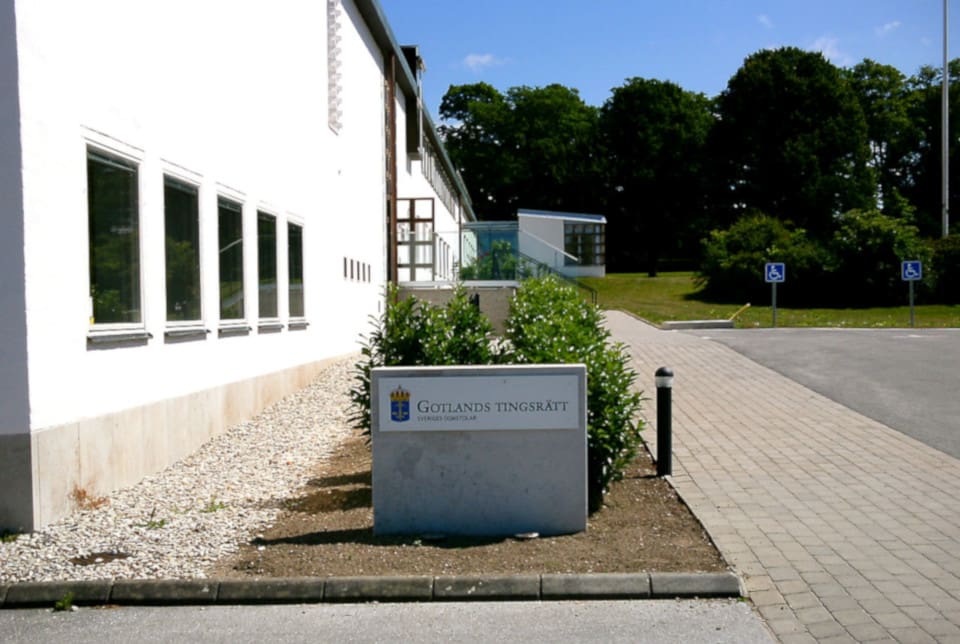Eftersom fyra av fem patroner var funktionsdugliga anser inte Gotlands tingsrätt att brottet är ringa.